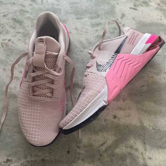 Nike women’s Metcon 8 size 7.5 - Picture 4 of 5